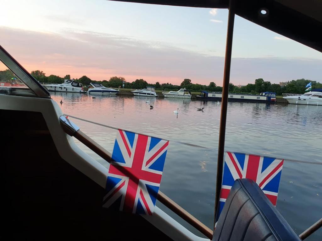 Buoyant Breaks Hotel Bray Exterior foto